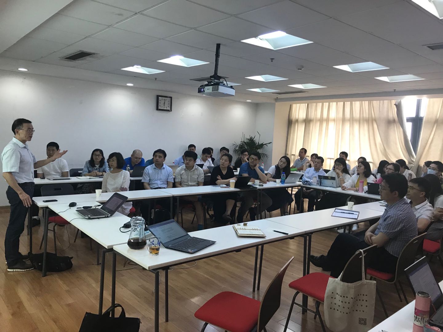 陳昭全:陳昭全教授受邀回到南京大學(xué)商學(xué)院舉行學(xué)術(shù)講座和交流